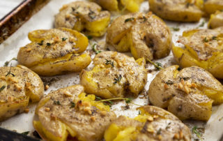 Patate schiacciate al forno con la buccia