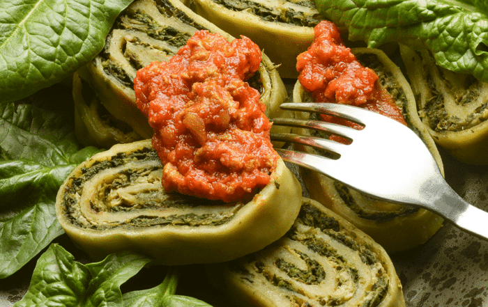 Rotolo di pasta ripieno di crema di spinaci e prosciutto