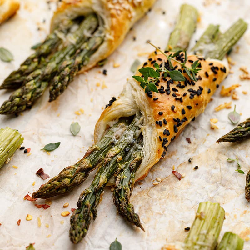 Asparagi con pasta sfoglia e speck